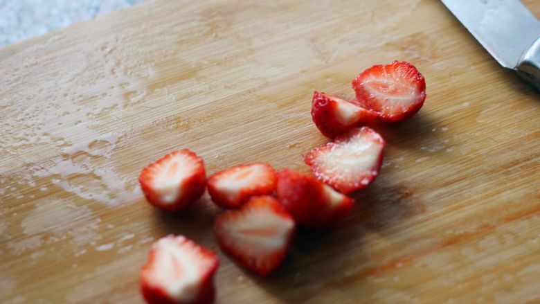 水果松饼,草莓切成两半。
