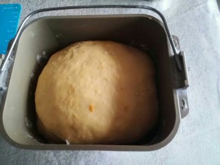红薯软汉堡,用面包机直接发酵到两倍大。