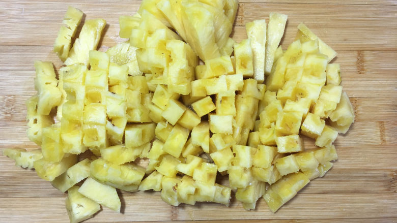 菠萝糖水罐头,将菠萝根据自己喜欢的大小切成块。