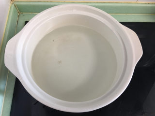 菠萝糖水罐头,锅中放入适量的水。