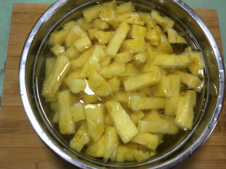 菠萝糖水罐头,将盐混合均匀后浸泡10分钟左右。