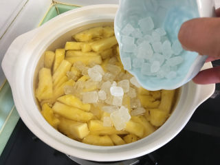 菠萝糖水罐头,加入冰糖，搅拌均匀。