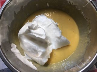 小汽车,将1/3的蛋白加入到蛋黄糊里，并搅拌均匀，翻拌和切拌手法