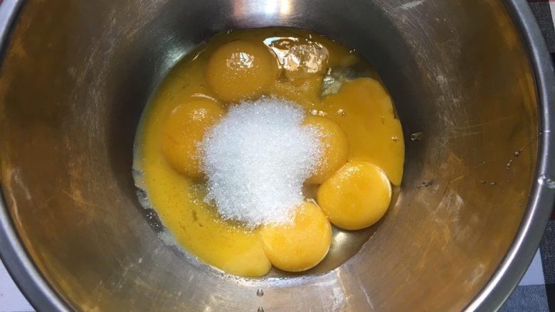 小汽车,蛋黄里加入细砂糖，并搅拌均匀