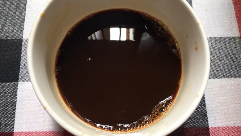 咖啡戚风蛋糕,将咖啡粉，热水和力娇酒混合均匀