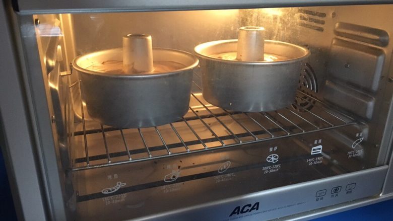 咖啡戚风蛋糕,烤箱150度提前预热10分钟，将模具放入烤箱最底层，150烤50分钟