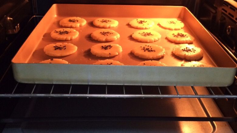 桃酥饼干,入预热好的烤箱中层，175度烤约13至15分钟，观察桃酥上色即可。