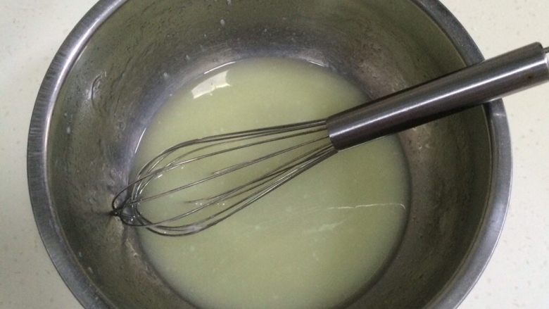 桃酥饼干,用手动打蛋器搅拌均匀，直至猪油溶化。