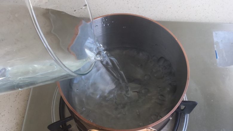 荔枝罐头+荔枝特饮（好吃不上火）
             
,锅里放水 尽量要能末过荔枝的