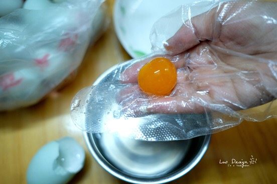 咸蛋黄时蔬珍珠丸子,<a style='color:red;display:inline-block;' href='/shicai/ 79474'>生咸鸭蛋</a>洗净，磕破取蛋黄。
蛋黄是固态的，去掉白膜。
蛋白嘛，我都倒掉的，
泥萌要烧菜要蒸蛋随意。
剥出来的蛋黄比现成的速冻咸鸭蛋黄好吃100倍！