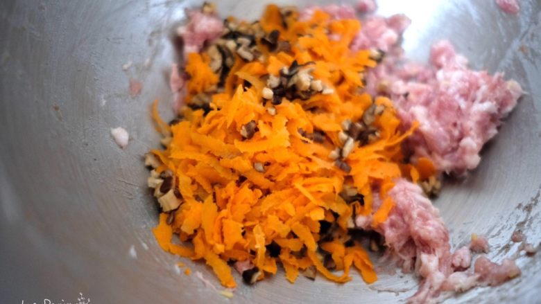 咸蛋黄时蔬珍珠丸子,加入香菇丁和胡萝卜丝，继续搅拌。