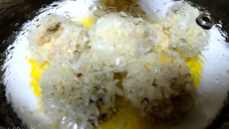 咸蛋黄时蔬珍珠丸子,蒸15-20分钟左右。
根据丸子多少和肉丸的厚薄适当调整。
看我蒸的蛋黄油都流出来了。
蒸完如果不是马上吃就不要打开，
容易风干，可以在锅里焖一会。