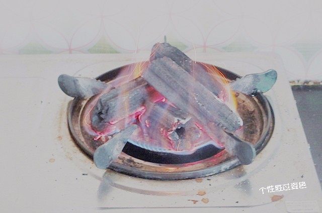 碳烤鸡腿肉,烧烤碳用燃气灶烧热，烧制银色