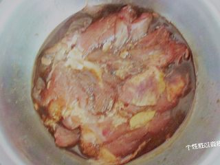 碳烤鸡腿肉,用手开始给鸡肉按摩，使所有调料的滋味进入鸡肉，然后密封保存入冰箱腌制一夜（中途再按摩几次进味）