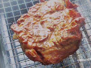 碳烤鸡腿肉,喜欢吃焦一点的，可以多烤一会，我喜欢吃鸡皮微焦的，所以反复烤了好几次嫩，烤熟即可用夹子夹出