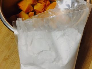 Q弹南瓜饼,取出蒸好的南瓜，晾凉，加入木薯粉与白砂糖。