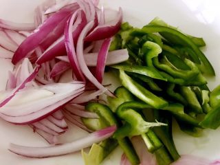 意大利面原来可以这样做，简单、营养、美味,洋葱青椒切条状。