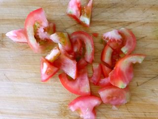 意大利面原来可以这样做，简单、营养、美味,西红柿切小。