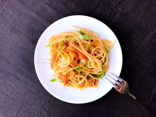 意大利面原来可以这样做，简单、营养、美味,装盘，撒胡椒粉。