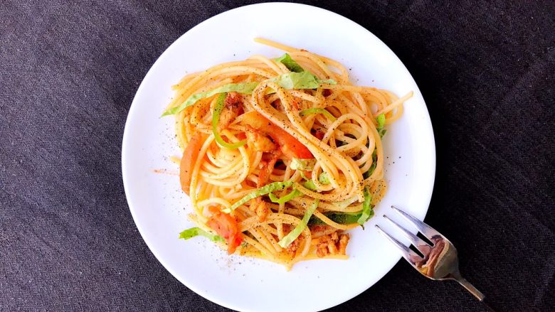意大利面原来可以这样做，简单、营养、美味,装盘，撒胡椒粉。