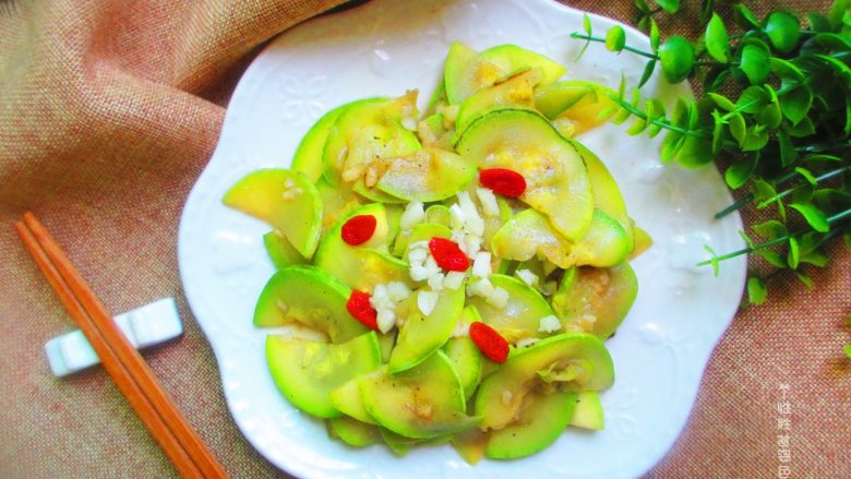 清炒笋瓜,这是一道很适合夏季吃的下饭菜，味道有点鲜，爽口的很。