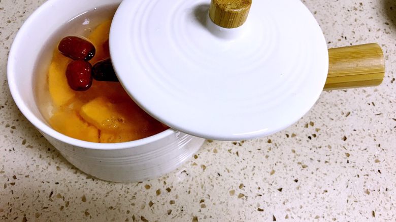 木瓜炖雪燕,盖上盖子入锅蒸30分钟