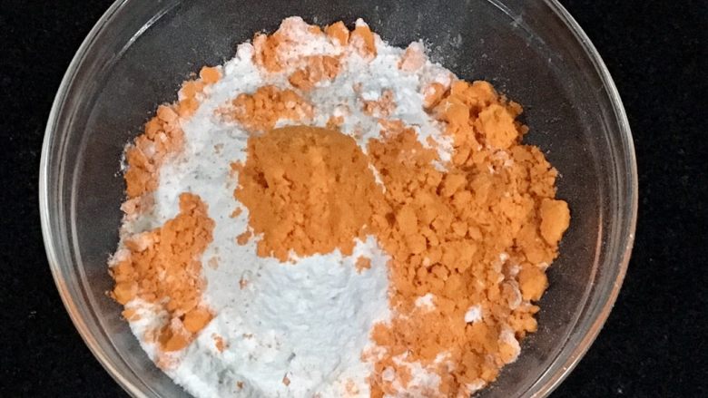 黄金芝士太阳花饼干,筛入<a style='color:red;display:inline-block;' href='/shicai/ 548'>低筋面粉</a>80克，黄金芝士粉10克，无铝泡打粉1.2克，我用的是发酵黄油，如果用普通黄油的话，面粉的量要减10克左右，可以最后少放点面粉，看看面团的程度再放余下的面粉。