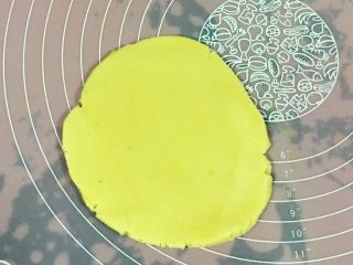 黄金芝士太阳花饼干,擀成面片，厚度略微比花瓣的厚度厚一些。