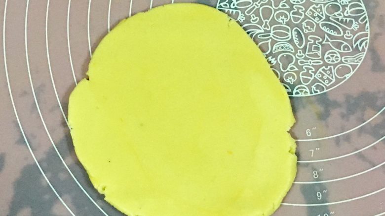 黄金芝士太阳花饼干,擀成面片，厚度略微比花瓣的厚度厚一些。