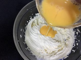 黄金芝士太阳花饼干,分三次加入全蛋液，每次加入都是低速打匀后再加下一次。