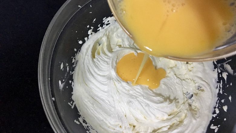 黄金芝士太阳花饼干,分三次加入全蛋液，每次加入都是低速打匀后再加下一次。