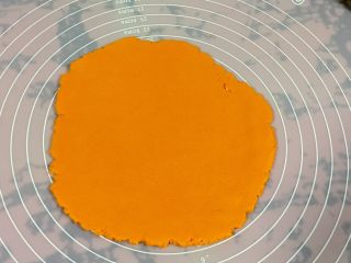 黄金芝士太阳花饼干,擀成0.4厘米厚的面片。