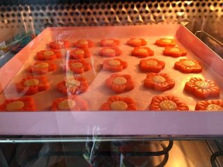 黄金芝士太阳花饼干,放入预热好的烤箱，145度，中层，18分钟，最后的几分钟一定要注意不要上色了，上色很了就不好看了。