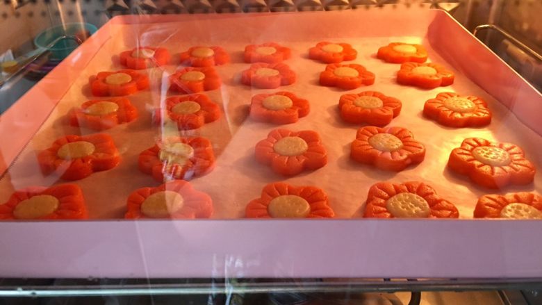 黄金芝士太阳花饼干,放入预热好的烤箱，145度，中层，18分钟，最后的几分钟一定要注意不要上色了，上色很了就不好看了。