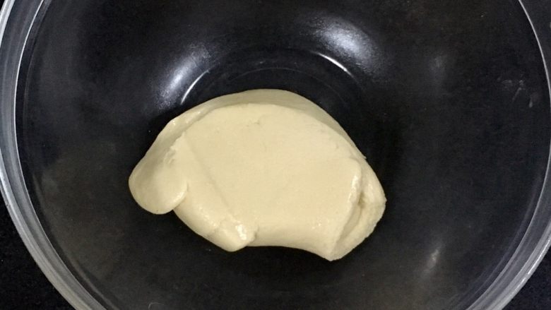 黄金芝士太阳花饼干,和好软硬适中的本色面团后，保鲜膜盖好冷藏半小时。