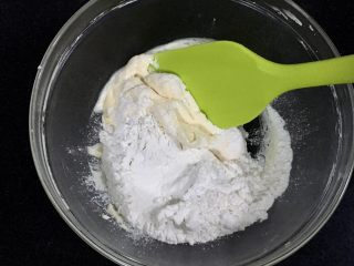 黄金芝士太阳花饼干,余下的黄油鸡蛋糊，筛入低筋面粉40克，无铝泡打粉0.6克，用刮刀翻拌均匀，同样的，如果用的是普通黄油，低筋面粉的量要略微减一些。