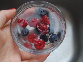 牛油果酸奶昔,树莓蓝莓纯净水清洗一遍