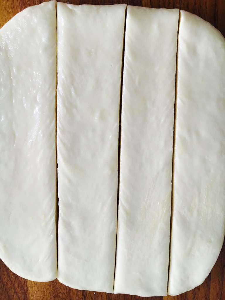 日式香浓练乳面包,切成4等份。