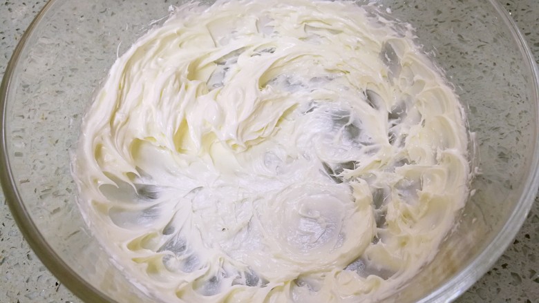 香葱芝士曲奇,用打蛋器把奶油干酪打顺滑。
