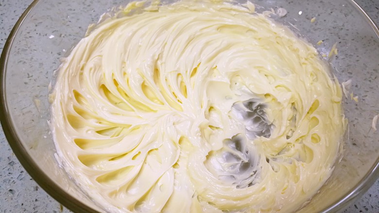 香葱芝士曲奇,把奶油干酪和黄油混合，打发至均匀顺滑。
