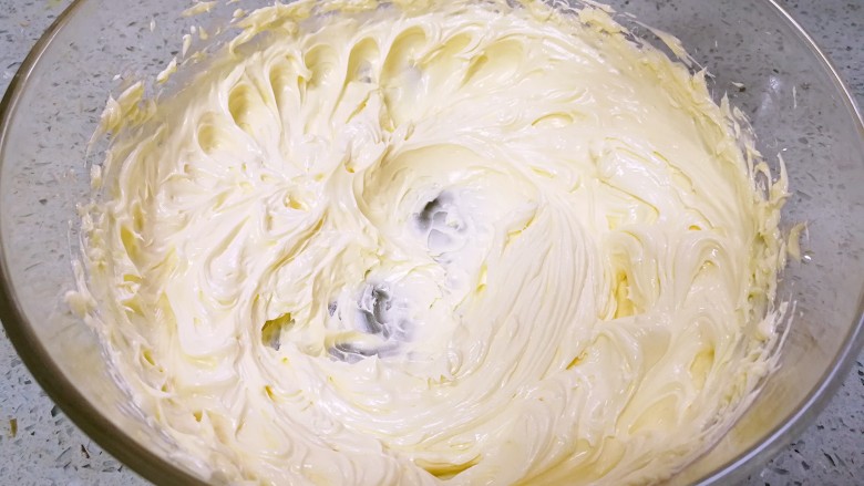 香葱芝士曲奇,每次都打至充分融合后再添加下一次的蛋黄液。