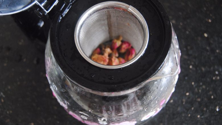 双莓玫瑰水果茶,玫瑰花放入茶壶内