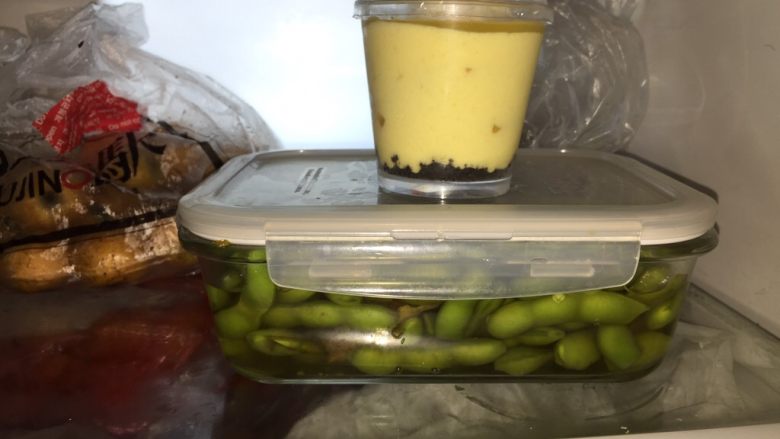 糟卤毛豆,盖上乐扣盒子的盖子入冰箱冷藏一夜，起码十个小时。