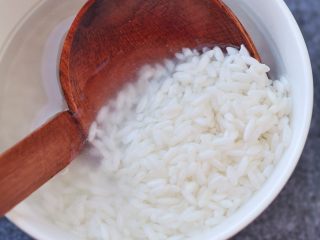酱香鸡肉饭,大米漂洗两遍后，浸泡20分钟。吸饱了水分的米粒，表面的直链淀粉软化，米饭口感会更好！