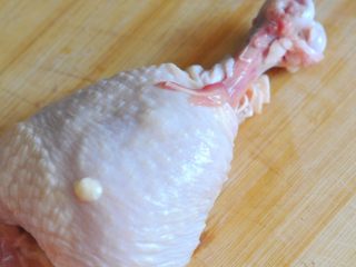 酱香鸡肉饭,切断后，将肉从骨棒处剥离，向上推起，这个状态也可以做烤鸡腿，拿起来吃很方便。
