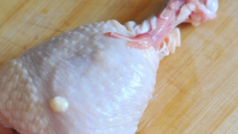 酱香鸡肉饭,切断后，将肉从骨棒处剥离，向上推起，这个状态也可以做烤鸡腿，拿起来吃很方便。