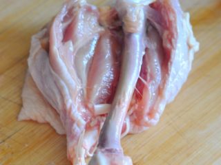 酱香鸡肉饭,然后用厨房剪竖着剪开鸡肉，用刀将肉与骨头的连接切离，鸡肉就可以很干净的去掉骨头了。