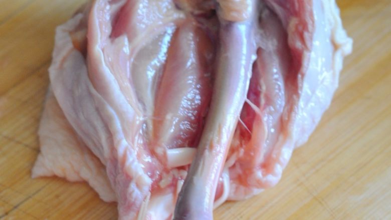 酱香鸡肉饭,然后用厨房剪竖着剪开鸡肉，用刀将肉与骨头的连接切离，鸡肉就可以很干净的去掉骨头了。