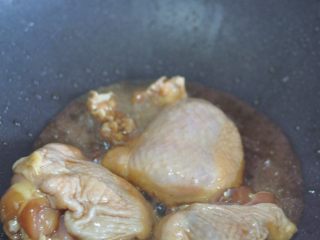 酱香鸡肉饭,锅里倒入油，放入鸡肉，两面煎至变色。