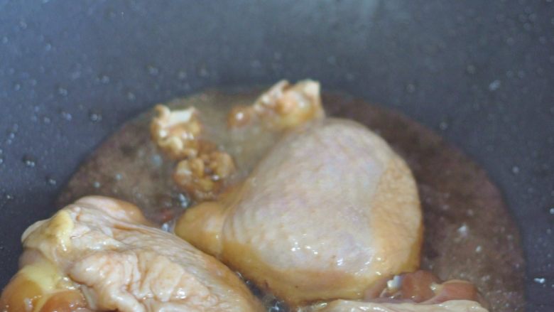 酱香鸡肉饭,锅里倒入油，放入鸡肉，两面煎至变色。